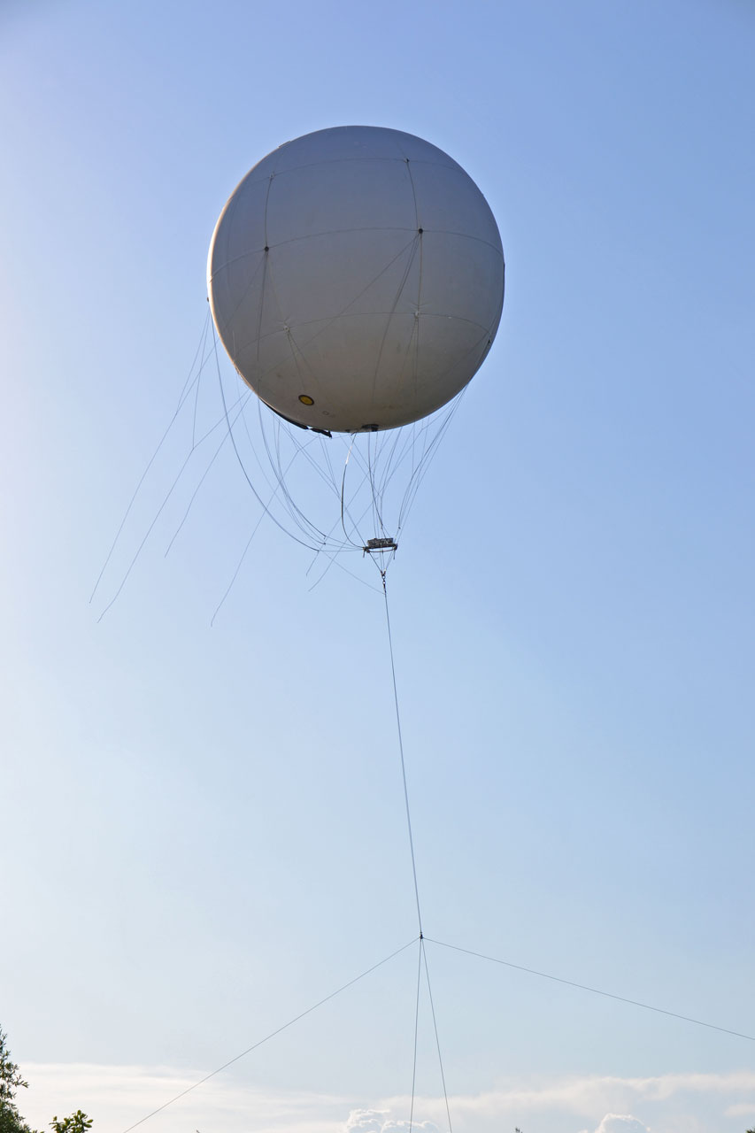 Trotz windbedingten Pendelns des Ballons: ... Pendeln