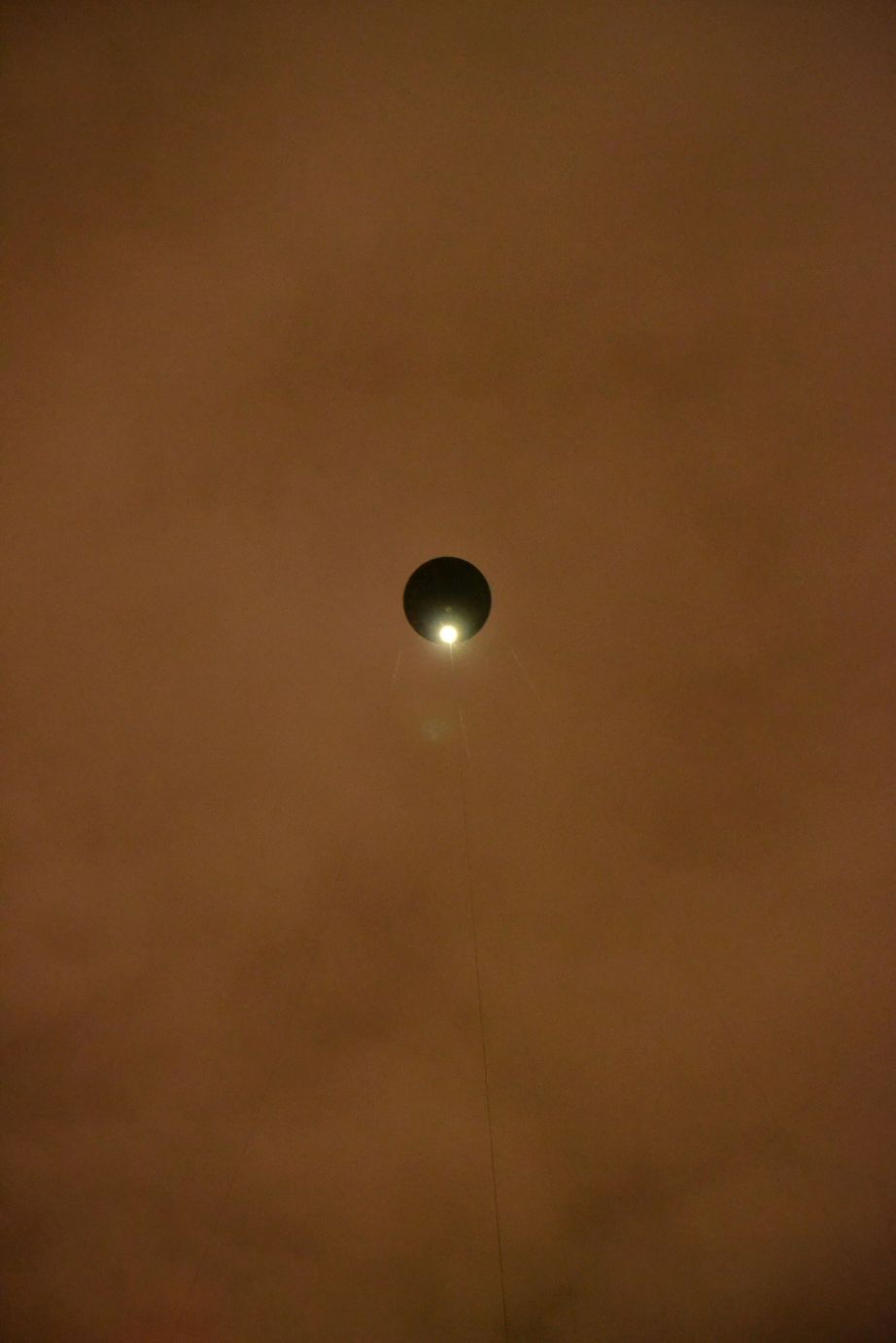 Direkt von unten bei bedecktem Himmel. von unten