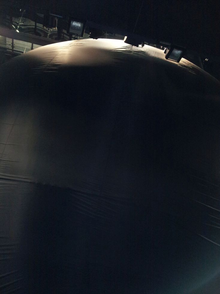 Gar nicht so einfach einen 10m Ballon in einem Gebäude aufzublasen ... Nicht einfach