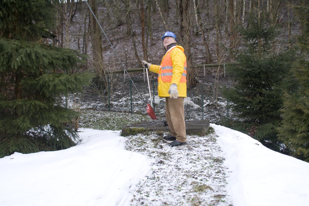 Halteseile am äußeren Fundamentring gespannt