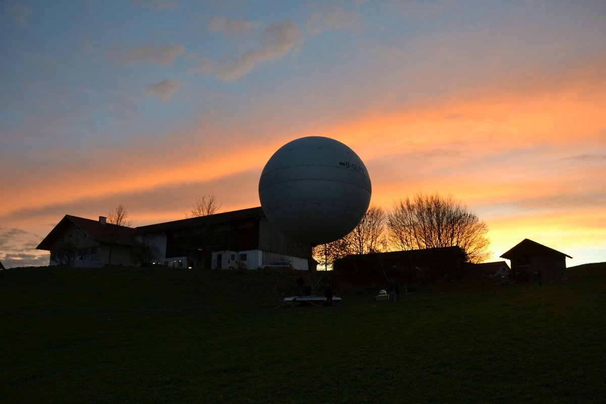 ... die Sonner verschwindet langsam hinter dem Horizont. Sonnenuntergang