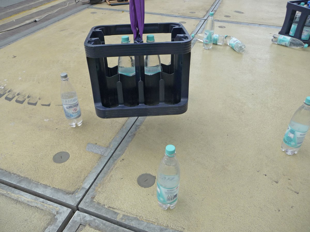 ... um Positionstests mit dem CL-Ballonkran-Modell durchzuführen. Wahlweise beim Manövrieren um Hindernisse herum - oder beim 'Kegeln' mit den aufgestellten Flaschen. Treffen?