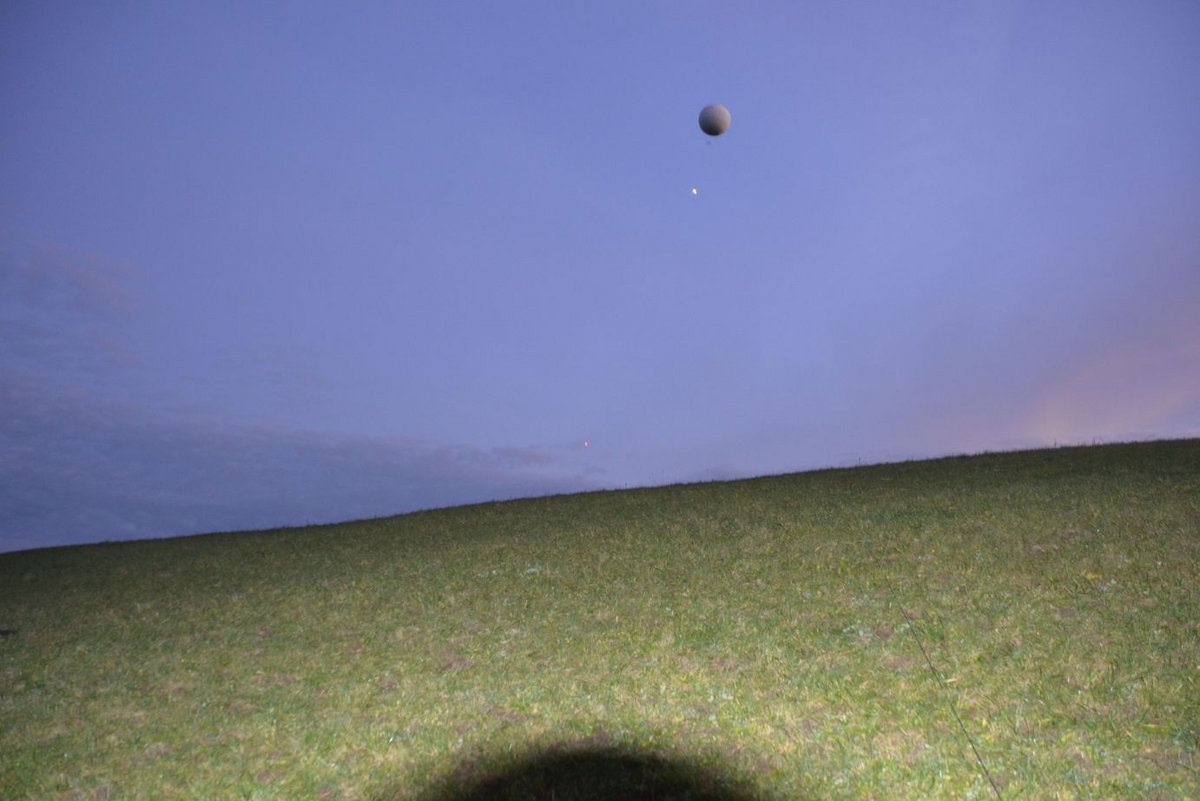 Geschafft. Der Ballon auf rund 210m, der Stern bei 180m. Jetzt nur noch warten, bis es richtig Dunkel ist, um den Effekt zu sehen. Geschafft