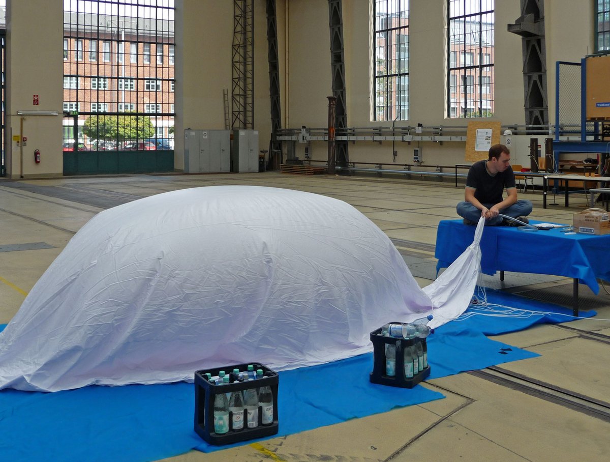 Der 4-Meter-Ballon wird mit Helium gefüllt. Füllen