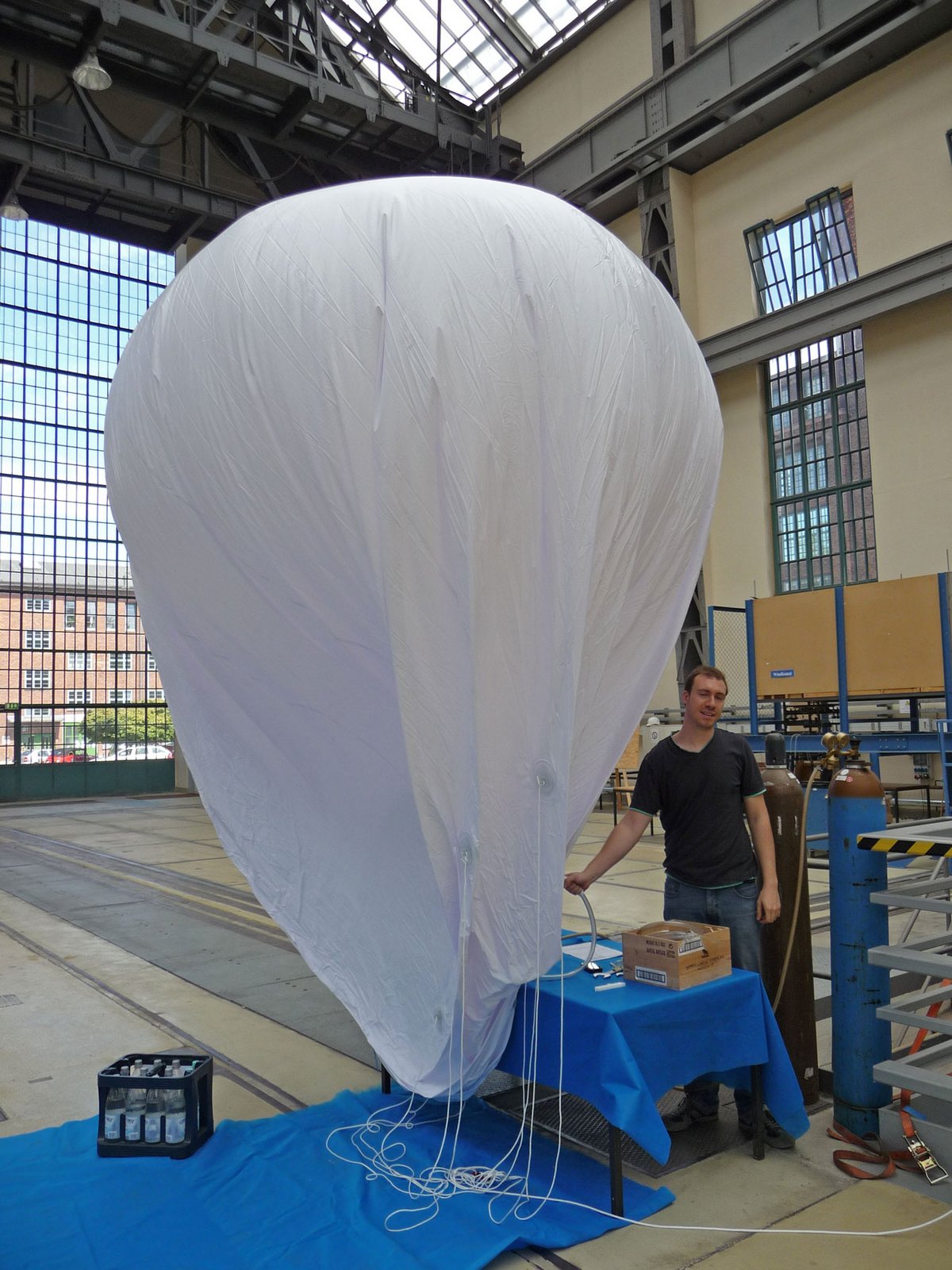 Der 4-Meter-Ballon wird mit Helium gefüllt. fas voll