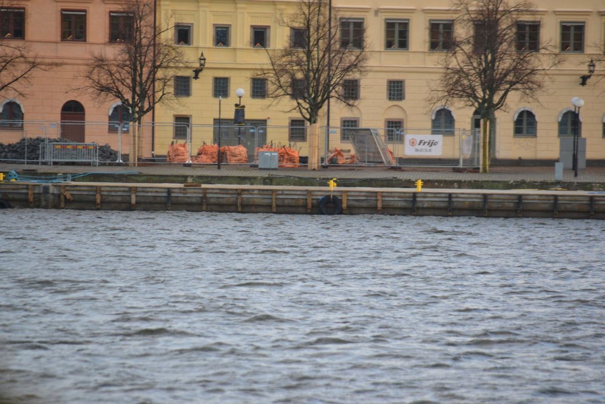 ... wo der Ponton auf dem alles installiert werden soll bereits am Ufer auf uns wartet. Ponton