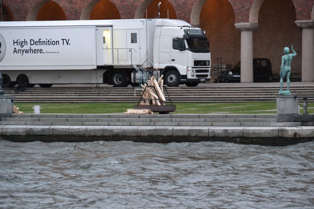 Währenddessen laufen am Rathaus die Vorbereitungen für die große Feier. Vorbereitung der Feier