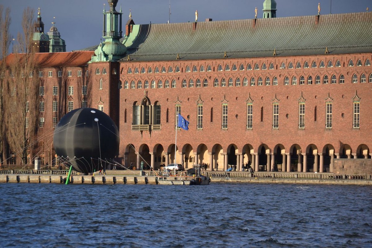 Auch vor dem Ursprung der Stadt, der Insel Riddarholmen, macht sich der Ballon gut. Riddarholmen