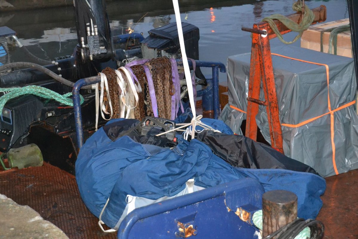 ... mit dem verpackten Ballon aus dem Transporter und auf den Ponton gehievt werden. auf Ponton heben